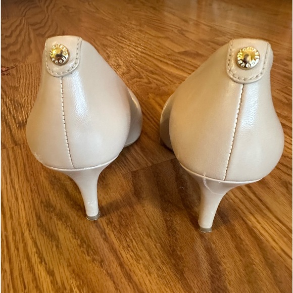Michael Kors Cream Tan Pumps Size 8 - Picture 2 of 15
